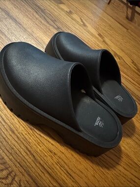 WILD FABLE Black Platform Clog Mules